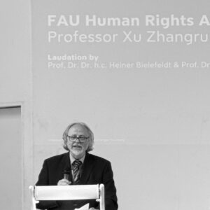 Prof. Dr. Dr. h.c. Heiner Bielefeldt delivers the laudation for the awardee. (Image: FAU CHREN)
