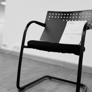 The symbolic empty chair of the laureate.(Image: FAU CHREN)