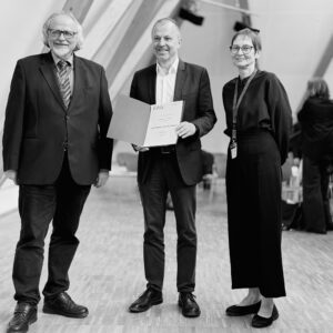 From left to right: Prof. Dr. Dr. h.c. Heiner Bielefeldt, VP People Prof. Dr. Andreas Hirsch, Prof. Dr. Eva Pils(Image: FAU CHREN)