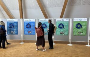 Prof. Baranowska und Prof. Pesch vor einer Übersicht der zukünftigen Themen des Clusters