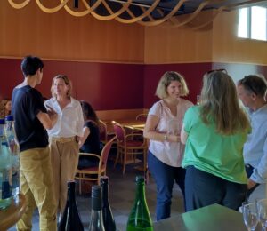 Ausklang der Sitzung, Mitglieder reden miteinander